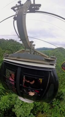 Virajlı Dağ Yolunda Eller Direksiyon Geniş Açı Sarı İşaretli İlk Kişi Seyahat Macerası Konsepti sırasında Görüldü