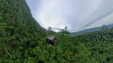 Cable Car Moving Upve Yoğun Orman Yukarısı Geniş Açı 'dan Bana Hills' e doğru Sahne Yolculuğu sırasında dramatik Bulutlarla Görüldü