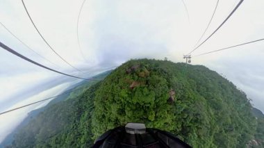 Ascent 'ten Bana Hills' e giden ormanlık tepeden geçen Cable Car 'lar Eğri Ufuk Efektiyle Geniş Açı Açı' da Yakalandı
