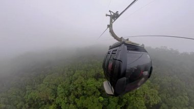 Virajlı Dağ Yolunda Eller Direksiyon Geniş Açı Sarı İşaretli İlk Kişi Seyahat Macerası Konsepti sırasında Görüldü