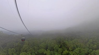 Geniş Açı Görünümlü Bana Tepelerine Bulutlu Yükseliş sırasında Yoğun Sis Üzerinde Yürüyen Kablo Araba
