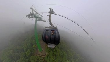 Virajlı Dağ Yolunda Eller Direksiyon Geniş Açı Sarı İşaretli İlk Kişi Seyahat Macerası Konsepti sırasında Görüldü