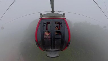 Virajlı Dağ Yolunda Eller Direksiyon Geniş Açı Sarı İşaretli İlk Kişi Seyahat Macerası Konsepti sırasında Görüldü