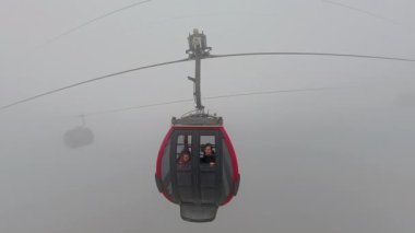 Ba Na Tepelerinde İki Kişinin Yüzdüğü Kırmızı Kablo Araba Merkezli Geniş Açı Hava Görüntüsü Altında Kaldı