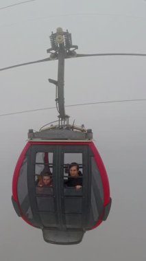 Dikey video. Ba Na Tepelerinde İki Kişinin Yüzdüğü Kırmızı Kablo Araba Merkezli Geniş Açı Hava Görüntüsü Altında Kaldı