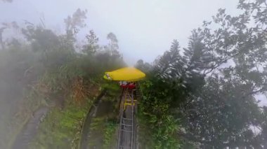 Sarı Füniküler Araba Ba Na Tepelerindeki Sis Ormanında Tırmanan Pist Geniş Açı Görüş Alanında Yakalandı