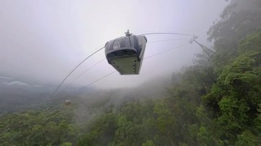 Ba Na Tepelerinde Düşük Puslu ve Bulut Katmanlı Yeşil Dağ yamaçlarında süzülen Kablo Araba Geniş Açı Hava Görünümü