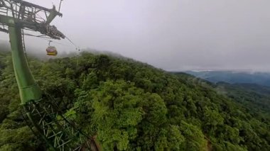 Ba Na Tepelerinde Düşük Bulut Katmanı ve Geniş Açı Hava Perspektifinde Çekilen Kablo Arabalar Derin Orman Vadisi 'nin Üzerinde İlerliyor