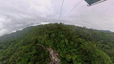 Dağ Ormanı 'nın Geniş Açı Manzarası ve Kalın Bulut Kapağının Altındaki Ba Na Tepeleri' ndeki Kablo Yolu 'nun Altındaki Rocky Akıntısı
