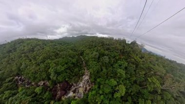 Ba Na Tepeleri Kablo Yolu boyunca, Dağlık Orman ve Rocky Akımı Vadisi 'nin Hava Geniş Açı Görünümü Ağır Bulutlar Altında