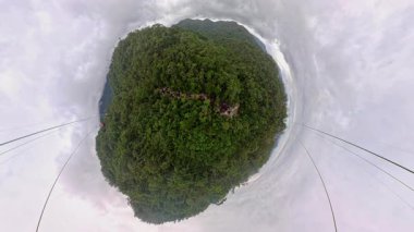 Yuvarlak Ormanı çevreleyen Yoğun Sis Tepedeki Küçük Gezegen Açısı Atmosfer Havası Altında Yüzen Ada İllüzyonu Oluşturuyor