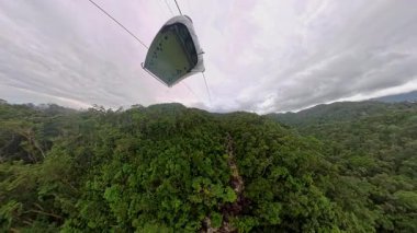 Dramatik Delik Gezegen Efekti 'nde görülen, Dairesel Ormanın Üzerinde Askıya Alınan Kablo Araba Görüntü Etrafında Puslu Gökyüzü Efekti