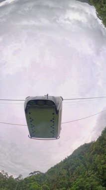 Dikey video. Kablo hatları olan sisli dairesel orman örtüsü Tepedeki Küçük Gezegen Açısı 'nda yakalanıp Rüya benzeri bir perspektif oluşturuldu