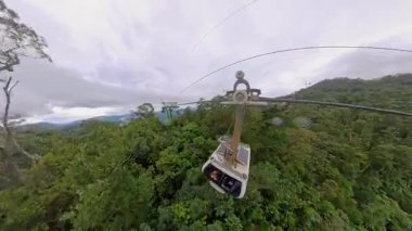 Geniş Açı Hava Perspektifinde Dramatik Derinlikte Sisten Çıkan Kablolu Araba Dağ Ormanının Üzerinden Geçiyor