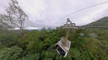 Yoğun Yeşil Orman 'ın yukarısındaki Uzun Destek Kulesi' ne yakın Kablo Arabası Geniş Açı Hava Görünümünde Güçlü Derinlikte Yakalandı