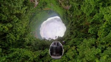 Kablolu Araba Derin Dairesel Orman Girişi Delik Gezegen Açısı 'nda Yakalandı Güçlü Derinlik ve Hareket Oluşturarak Macera Yolculuğu Ruh Haliyle