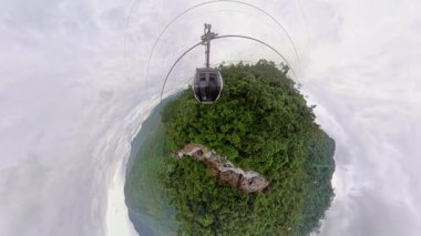 Rocky Ormanı 'nda Uçan Kablo Araba Uçurumu Geniş Açı Hava Görüntüsü Dramatik Arazi ve Açık Hava Maceralarını Gösteriyor