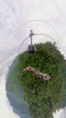 Dikey video. Rocky Ormanı 'nda Uçan Kablo Araba Uçurumu Geniş Açı Hava Görüntüsü Dramatik Arazi ve Açık Hava Maceralarını Gösteriyor