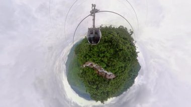 Yuvarlak Orman Küresi Üzerinde Kablolu Araba Küçük Gezegen Açısı 'nda Güçlü Eğrilik ve Açık Hava Keşfi ile Yakalandı