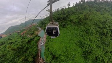 Kablo Araba Kayması Nehir ve Orman Tepeleri Geniş Açı Hava Perspektifi Açık Hava Gezisi Vurgusu Altında