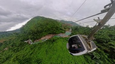 Geniş Açı Hava Çekimi Dinamik Hareket ve Seyahat Macerası 'nda Çekilen Kablo Araba Eğilimi