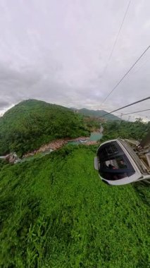 Dikey video. Geniş Açı Hava Çekimi Dinamik Hareket ve Seyahat Macerası 'nda Çekilen Kablo Araba Eğilimi