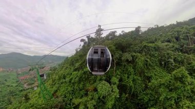 Geniş Açı Havadan Bakış Açı Doğal Manzaranın Üzerinde Uçan Kablo Araba Yakalandı