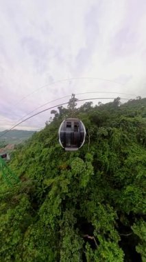 Dikey video. Geniş Açı Havadan Bakış Açı Doğal Manzaranın Üzerinde Uçan Kablo Araba Yakalandı