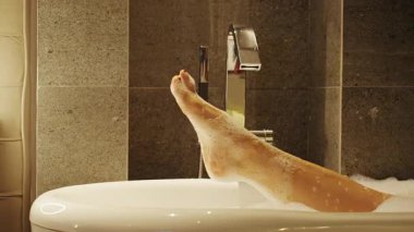 Yükseltilmiş Bacak, Musluk 'un yakınındaki Yan Açı Çekiminde Durgun ve Rahatlamış Atmosfer Gösteriliyor