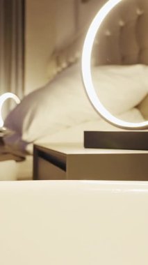 Dikey video. Yakın Açı Görünümünde Musluk 'un yanında Ilık Işık Yansımalarıyla Kalkmış Bacak Rahatlamış Bir Atmosfer Oluşturur