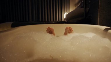 Düşük Açı Geniş Görünümlü Küvette Köpüklü Ayaklar Yumuşak Ilık Işıklı Sakin Bir Sahne Oluşturur