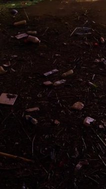 Dikey video. Kirli Su Yüzen Kirli Su Yüzen Neon Renklerini Geniş Açı Gece Görünümünde Yansıtan Şehir Kirliliği