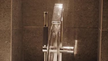 Sönük Banyo Işığında Yumuşak Su Fışkırtan Musluk Görünümünü Kapat Sakin Minimum Rahatlama Biçimini Vurgula