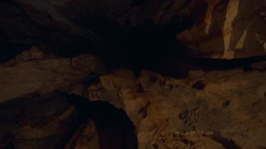 Loş Mağara 'ya Dairesel Bakış Derin Gölgeli Görünümde Uzun Sert Kaya Duvarlarını Göstererek Gizemli Yeraltı Keşfi Anı Oluşturuyor
