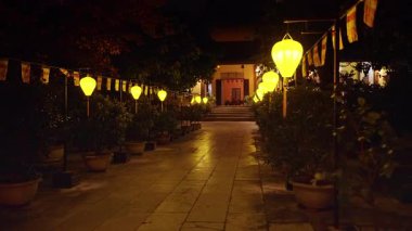 Gece Tapınak Girişine Giden Fener Işıklı Yol Geniş Açı ve Simetri Kültürel Kutlama Kavramını ifade eden