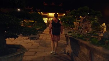 Bonsai Ağaçları Arasında Gece Altın Aydınlatma Tapınağına Yürüyen Gezgin Kültürel Keşif Konseptini ifade ediyor