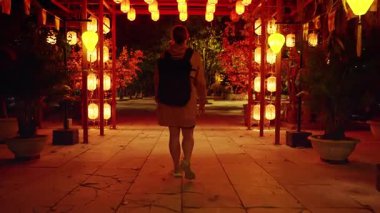 Gezgin Fener Kemerinin Altında Duruyor Gece Sıcak Işık Altında Geniş Açı ve Ortam Parıltısı Kültür Festivali Konseptini anlatıyor