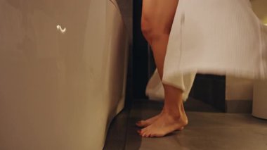 Düşük Açı Yakın Görünüm ve Yavaş Hareket Etkisi Konfor ve Refah Konseptini ifade eden Kadın Kabarcık Dolu Küvet