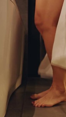 Dikey video. Düşük Açı Yakın Görünüm ve Yavaş Hareket Etkisi Konfor ve Refah Konseptini ifade eden Kadın Kabarcık Dolu Küvet