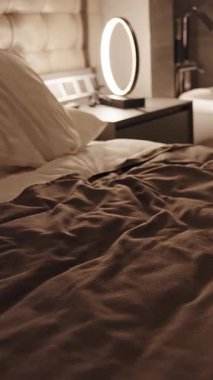 Dikey video. Kadın, Havlu 'yla birlikte Havlu' yu Otel Odasında, Orta Açı ve Sıcak Işık 'la Banyo Rahatlığı Konsepti' nden Sonra İfade Ediyor.