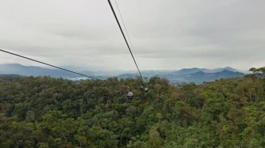 Yoğun Orman tepe örtüsü üzerinde süzülen Kablo Arabalar Yüksek Geniş Açı Görünümlü Geniş Dağ Panoraması, Hava Alanı Konsepti