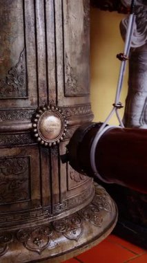 Dikey video. Geniş Açı Görüş Alanı 'ndaki Ba Na Hills Vietnam' daki Beyaz Heykellerle çevrelenmiş Merkezine Vurmak İçin Ahşap Vurucu Konumlandırılmış Büyük Bronz Çan Çanı