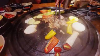 Etkin Kore Barbekü Yemekleri Sırasındaki Etli Etler ve Karışık Sebzelerle Geniş Masa Üstü Izgara Sahnesi