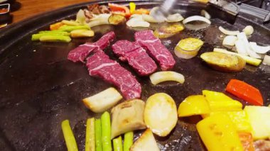 Ilık lşıkta Browning Başlamadan önce Isıtılmış Izgarada Sebzelerle çevrili Üç Çiğ Biftek Şeridi