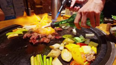 Büyük Barbekü Tabağına Sıvı Biftek ve Sebzeler Dökülürken Alevler Yükseliyor Dramatik Ateş Patlaması Yaratılıyor