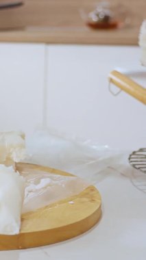 Dikey video. Geniş Açı Mum Hazırlama, El Yapımı El Yapımı Malı Konsepti sırasında Büyük Beyaz Balmumu Parçalarını Geniş Açı Tahtada Bıçakla Kesen Eller