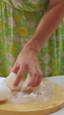 Dikey video. Eller Kesik Balmumu Parçalarını Metal Kaseye Götürürken Bıçak Mum Yapımı, El Yapımı El Yapımı Konsepti İçin Geniş Açı Başka Bir Parça Tutuyor