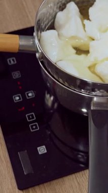 Dikey video. Geniş Balmumu Parçacıkları, Yavaş Hareket Etkisi, El Yapımı Sanatı Konsepti ile Genel Açı 'da Sıcak Çifte Kazan' da Dinleniyor ve Eriyor