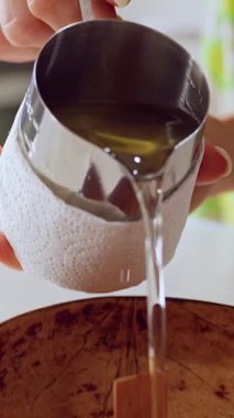 Dikey video. Erimiş Balmumu Akıntısı Doğrudan Hindistan cevizi kabuğuna dökülüyor Tahta Wick ile Yakın Açı Temizleme, El Yapımı Mum Kavramı