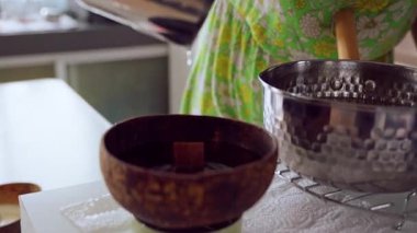 Erimiş Balmumu Sürahi 'den Hindistan Cevizi Kabuğu Kabuğu' na, Yakından Bakış Açısı 'na Mum Dökme Devam Ederken, El Yapımı El Yapımı Malı Konsepti